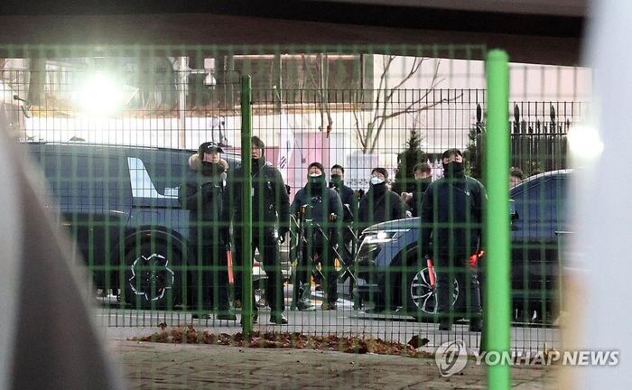 韩国警方及公调处派千余人再次试图逮捕尹锡悦，现已绕过第二道拦阻线|界面新闻 · 快讯